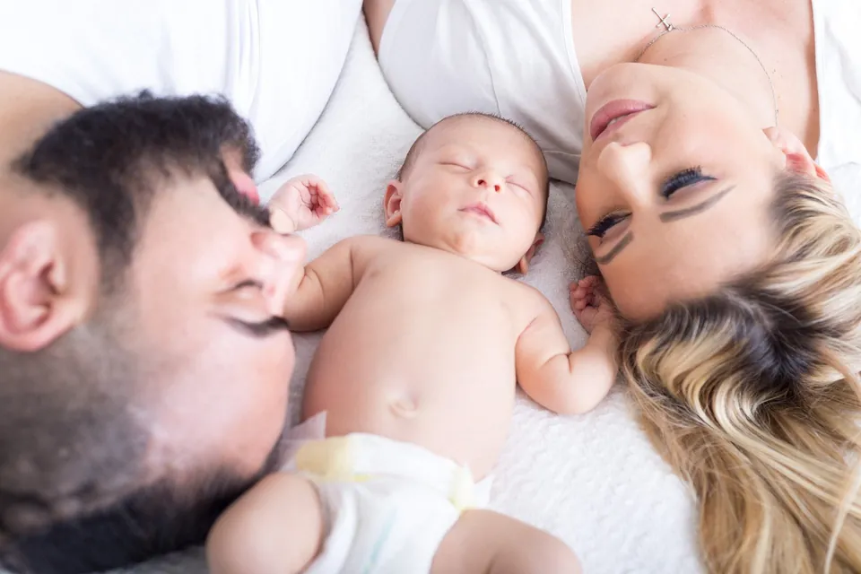 Familia descansando con su bebé